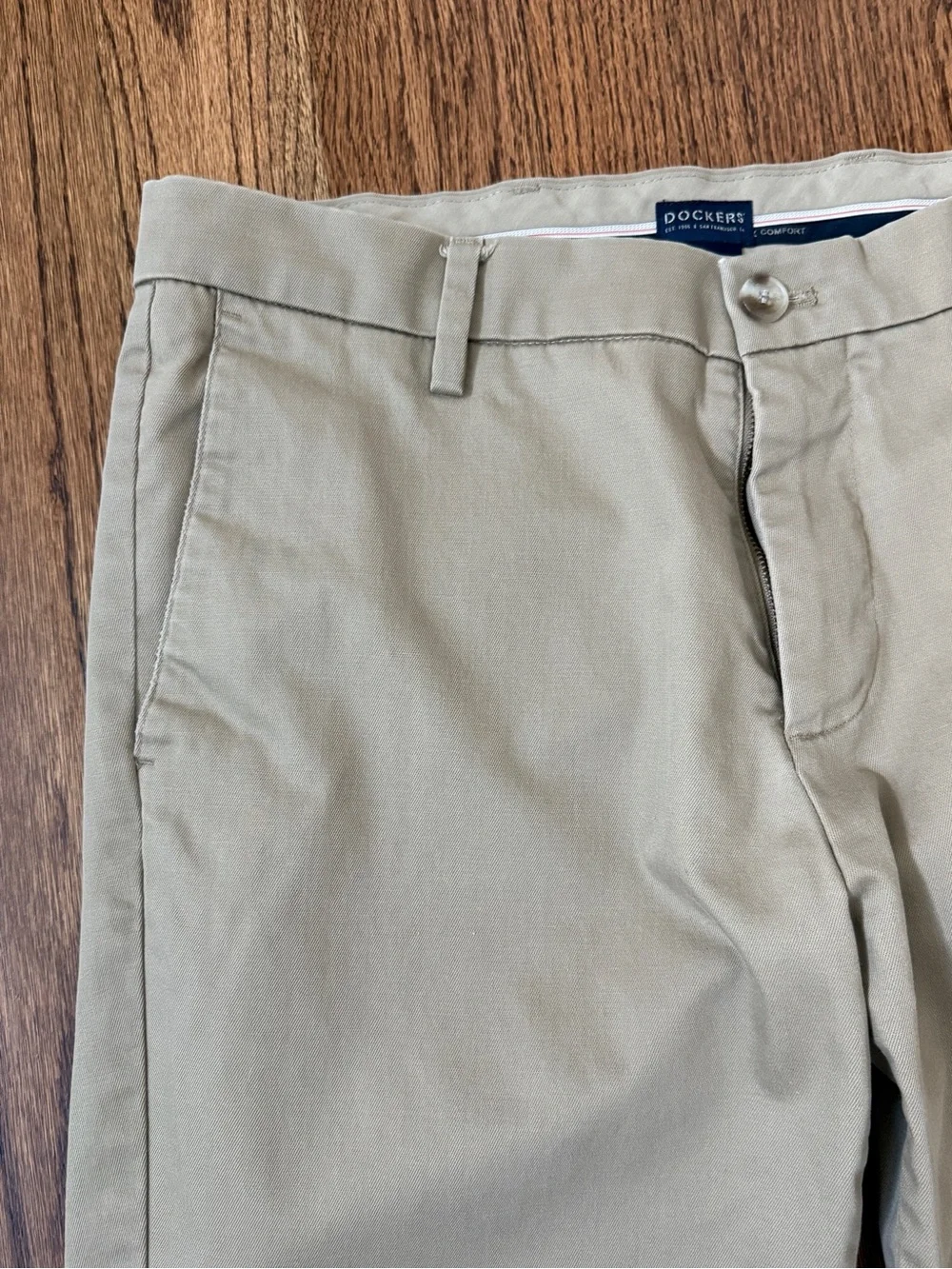 Dockers Men's Straight Chino Pants in Light Khaki 33/32